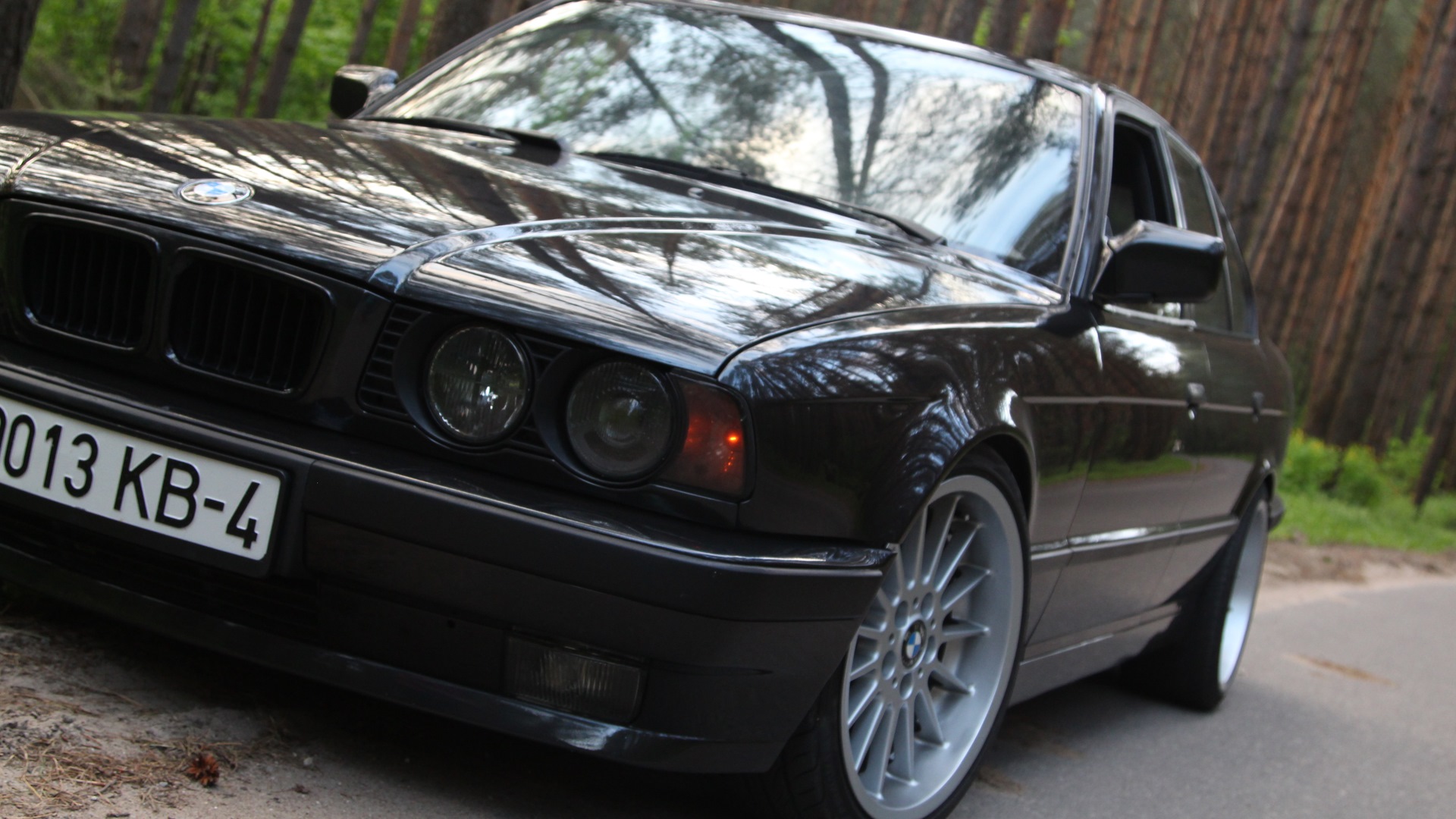 Е34 узкая. БМВ е34 1992. БМВ е34 черная Рестайлинг. BMW 5 Series 1992. Черные ноздри БМВ е34.