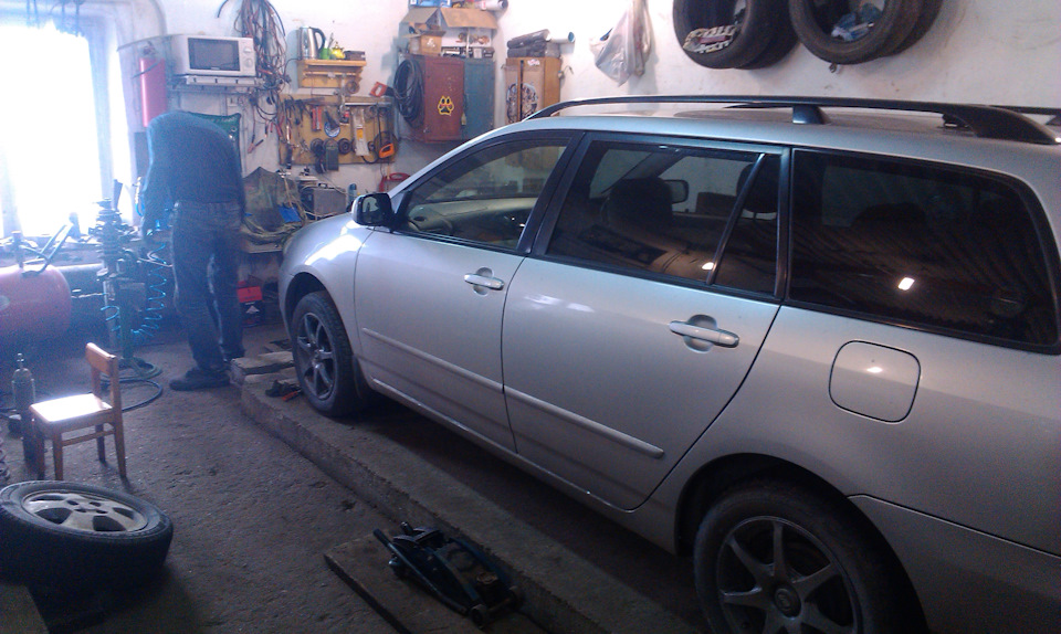 Прокачка передних стоек — Toyota E120, 1,5 л, 2002 года | визит на ...