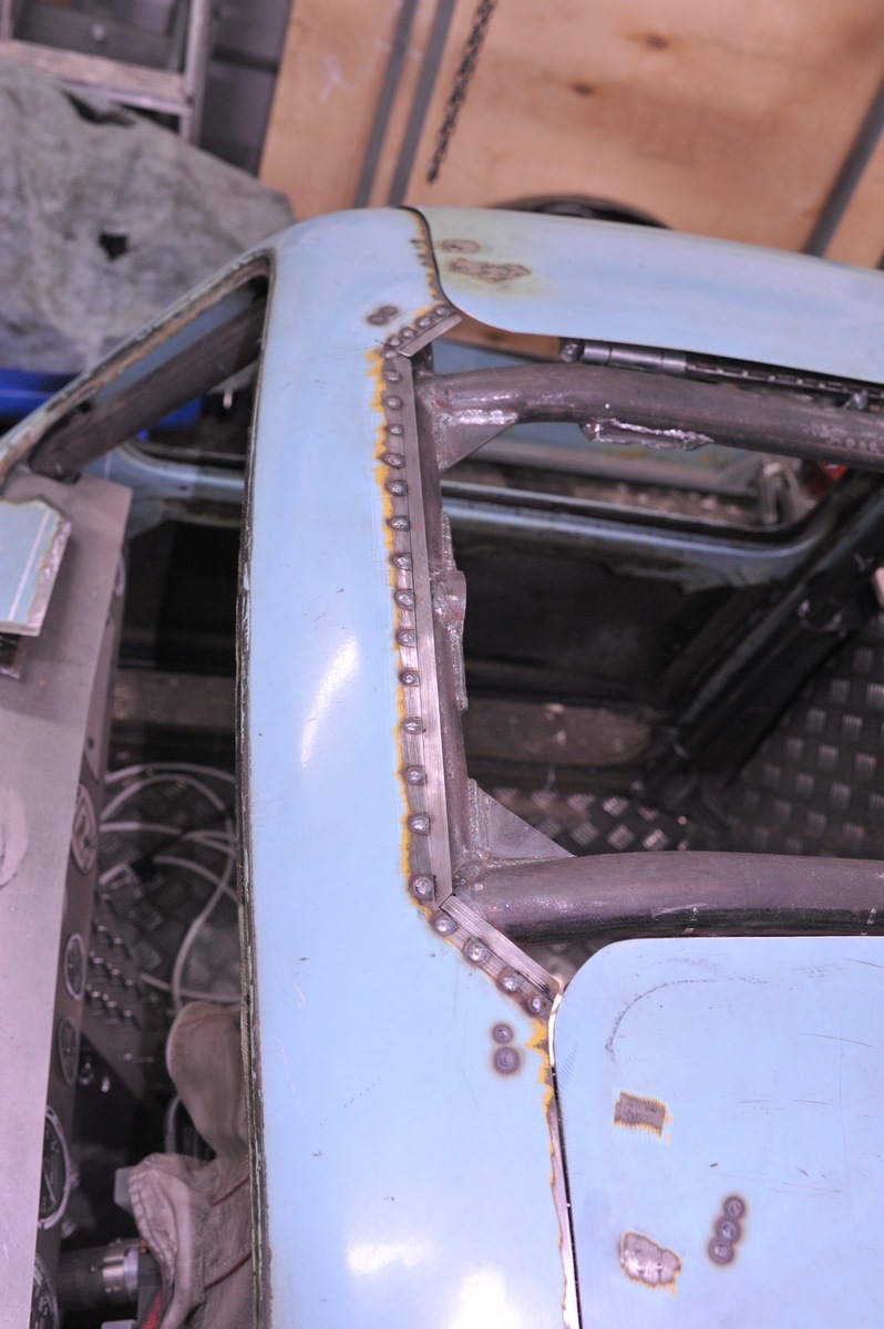 заз 968 днище. запорожец люк для зимней рыбалки. люк в полу запорожца для рыбалки. лючок поддона уаз. лючок в запорожце.