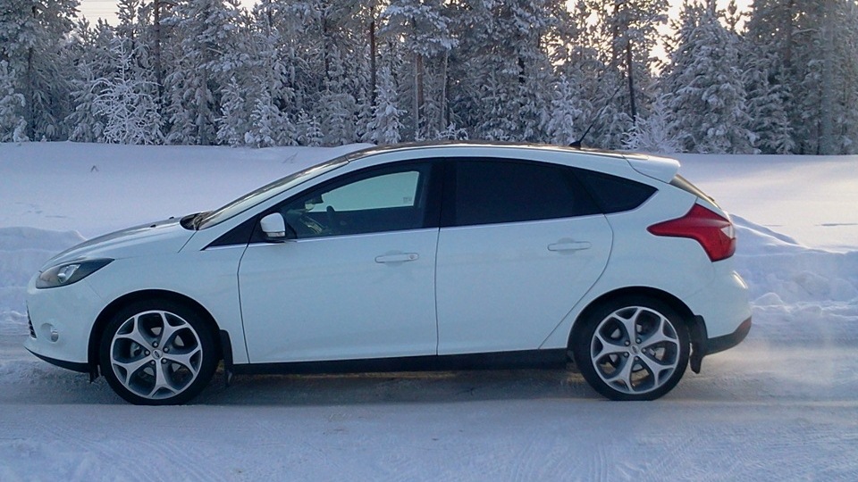 Ford focus 2 белый на р16. Ford focus 2 хэтчбек r18. бабочка снежинка. снежинка фокус. фото снежинка фокус 2.