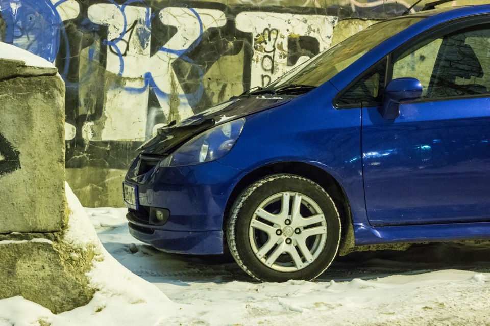 Honda Fit покрашенная баллончиком разноцветная