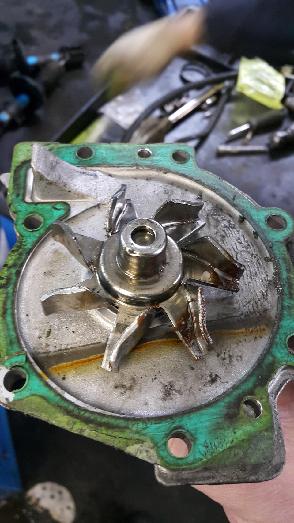 Вот в таком состоянии агрегат после пробега в 100 000 км Ржавчина покрывает всю крыльчатку — Volvo XC70 III