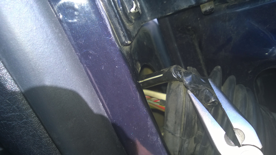 Просовываю жгут — Audi 100 (C4)