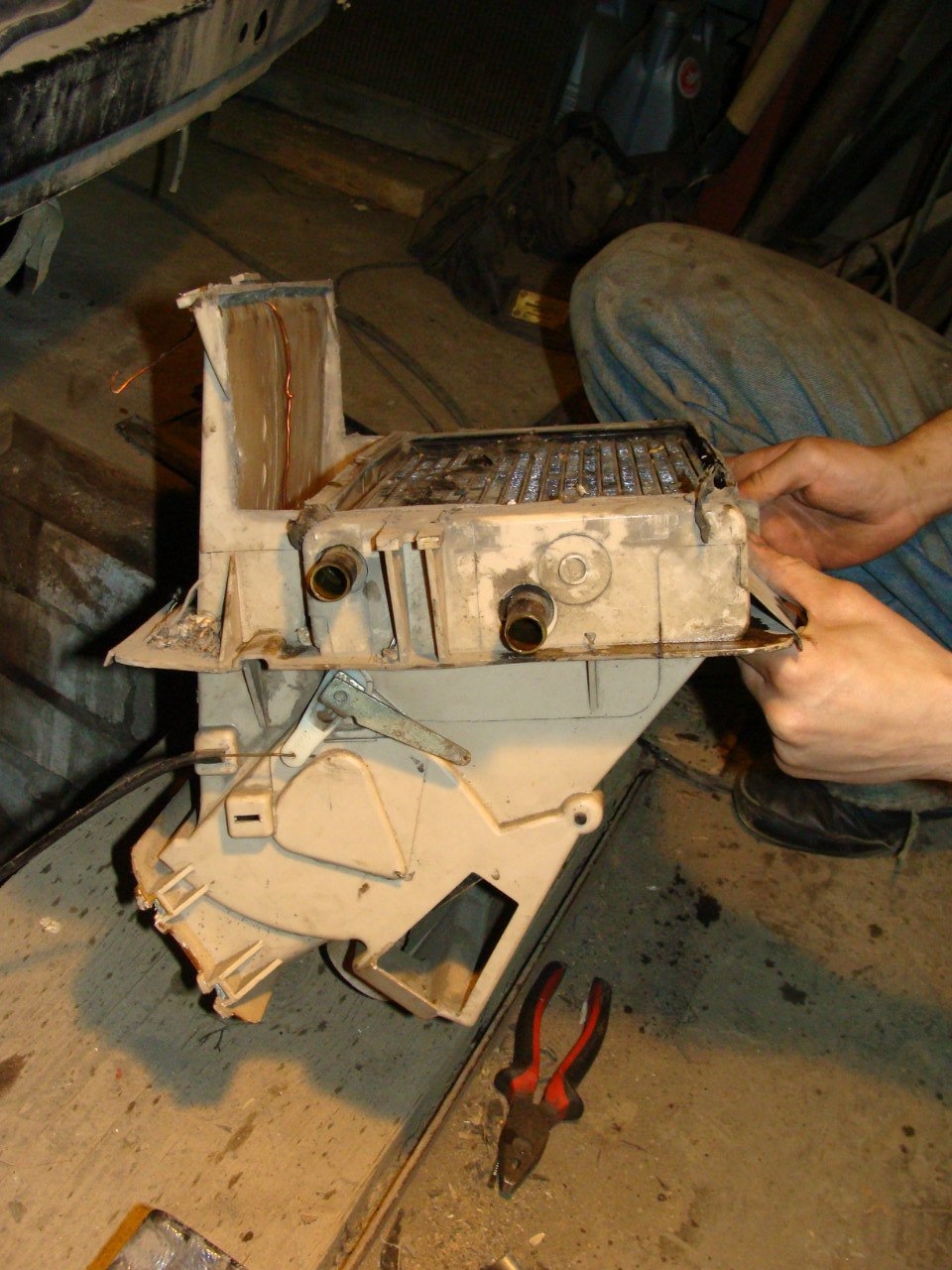 Вот так обрезана печка под кондицинерную нахлабучку) — Москвич Князь Владимир