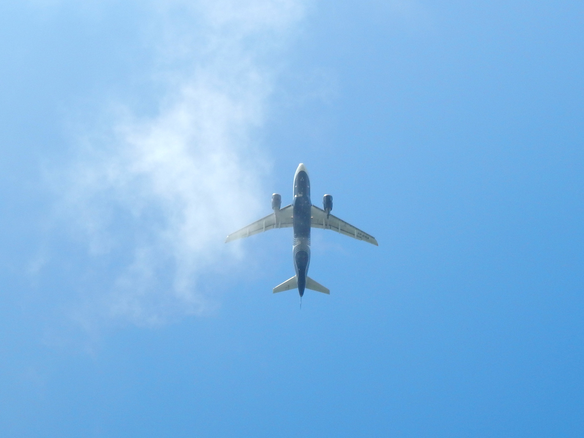 Airbus a330. Пассажирский самолёт в голубом небе. Самолет pixabay. Самолет на земле. Самолет.