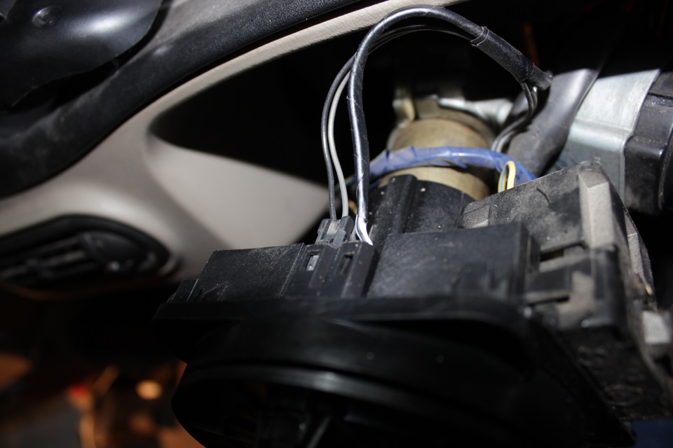 Шлейф и новый разъём на месте — Chevrolet Niva (1G)