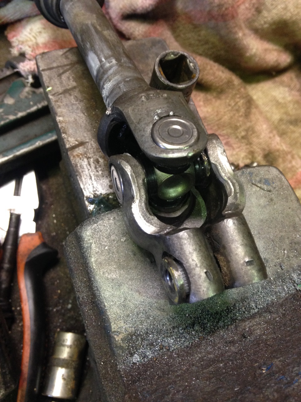 Замена карданчика рулевого вала. — Audi A4 Avant (B8), 2 л, 2012 года ...