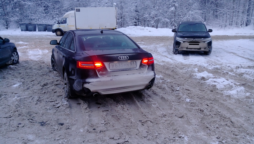 На трассе попали в сильный снегопад, пришлось первый раз за два года включить задние противотуманки, как оказалось, их тут две, всегда думал что одна:) — Audi A6 (C6)