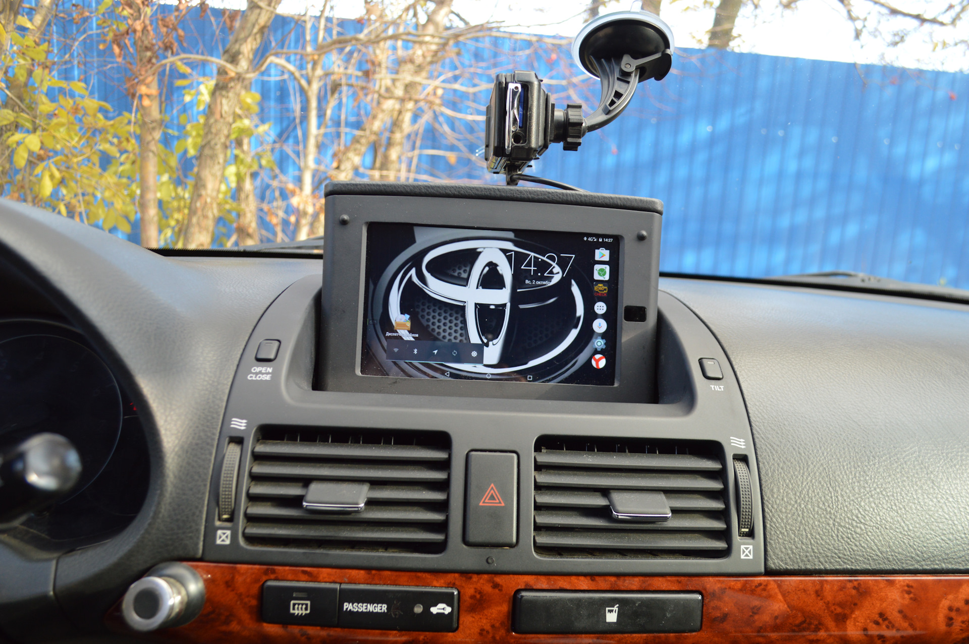 Экран на торпеде. Магнитола монитор в Тойота Авенсис. Android магнитола Toyota Avensis 2. Бортовой компьютер Авенсис т22. Планшет в Avensis 2.