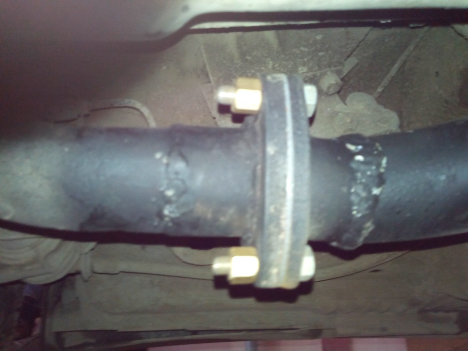 Соединение глушителя с коллектором. Фланец резонатора ваз 2112. Прокладка глушителя ваз 2109. Хомут приёмной трубы пежо 406. 4 8 клапанов.