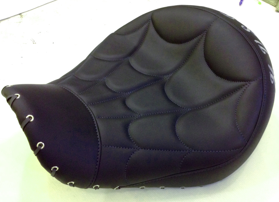 Закончили тюнинг мото-сиденья Хонда. Изменение анатомии, вышивка, декор ...