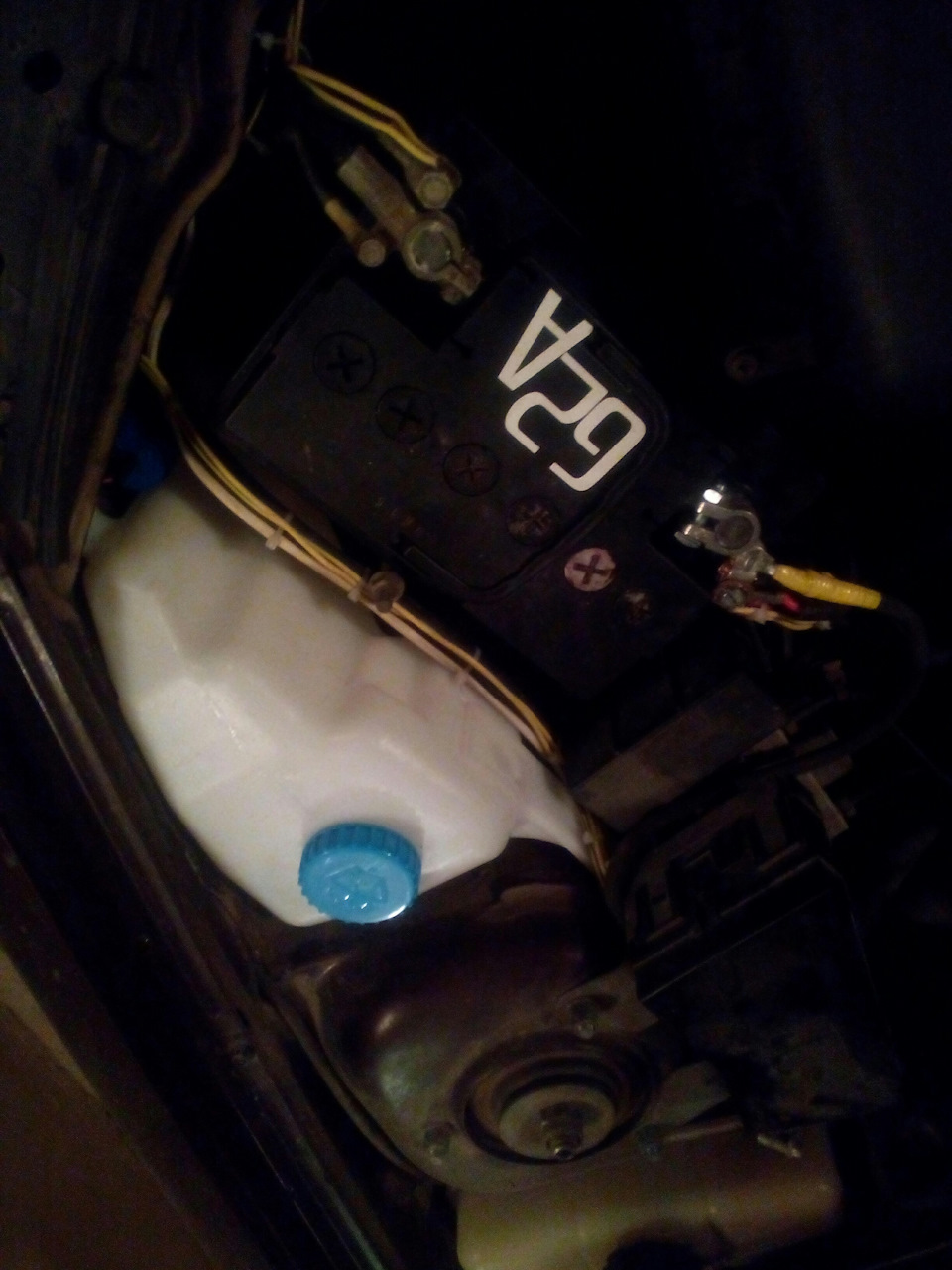 Замена бачка омывателя. — Lada Приора хэтчбек, 1,6 л, 2012 года ...