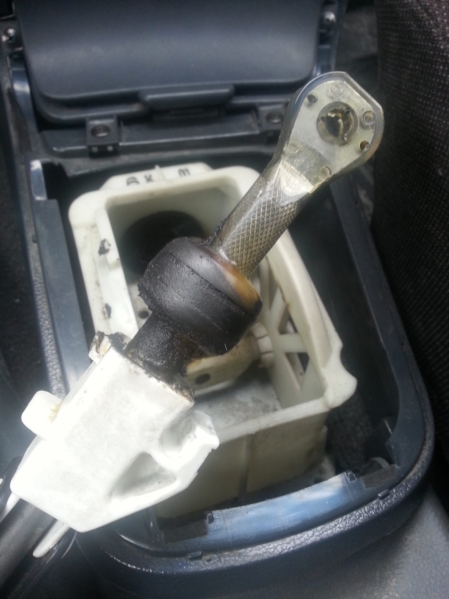 Рычаг переключения кпп ваз 2114. Кулиса ауди 80 б4. Ваз 2110 болтается рычаг переключения передач. Втулка рычага кпп ваз 2115. Ручки кпп на ваз 2114.