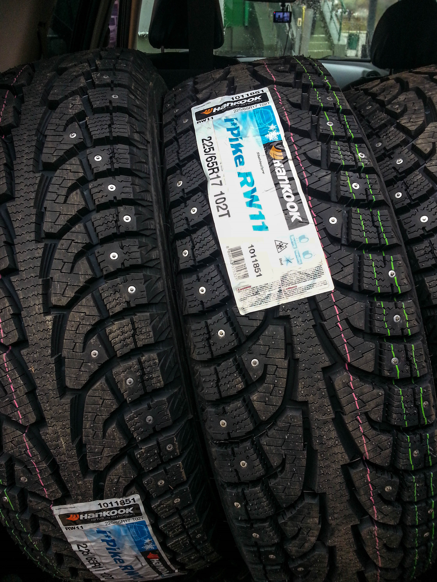 Шины 225 65 r17 шипы. Hankook rw11. Hankook i Pike rw11. Hankook i*Pike rw11 225/55 r18. Hankook Winter i Pike rw11 225 65 17.