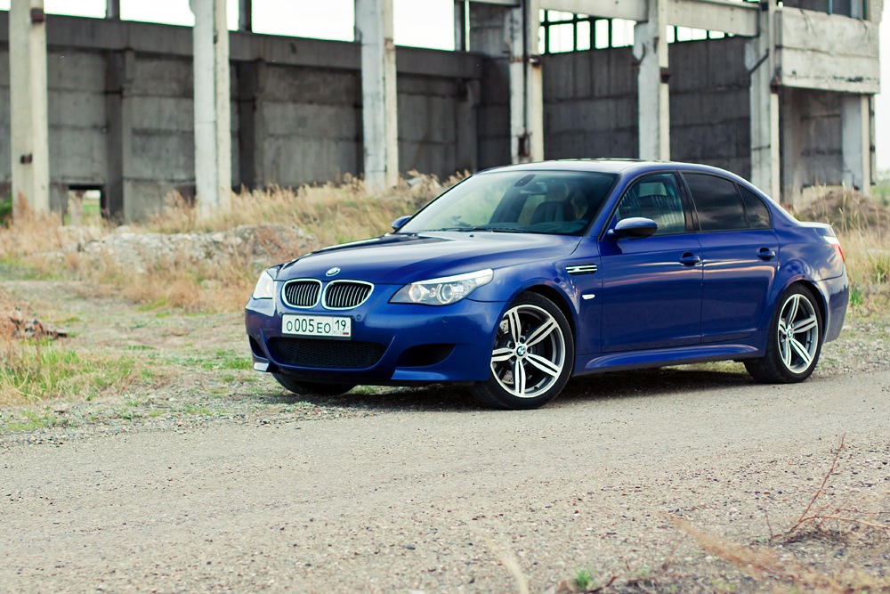 Синий 5 7 5. BMW 5 e60 синяя. БМВ е60 синяя. БМВ м5 е60 синяя. BMW m5 e60 мускари.