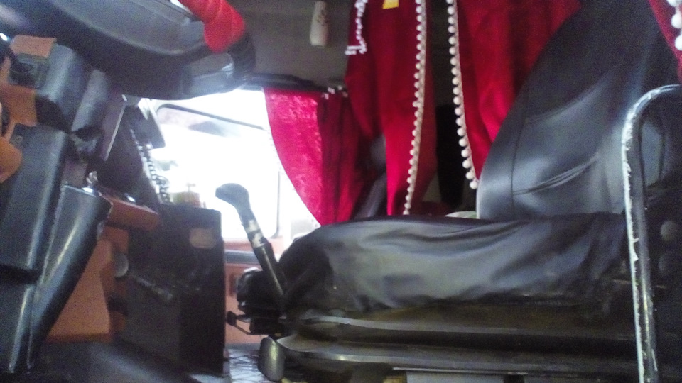 Хочу панель еще перетянуть вот чуть чуть начал — МАЗ 5440, 9,9 л, 2007 ...