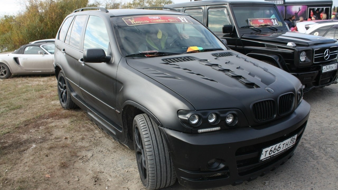 Bmw x5 капот. BMW e53 чёрный матовый. BMW x5 e53 черный матовый. БМВ х5 е53 Рестайлинг. BMW x5 e53 серый матовый.