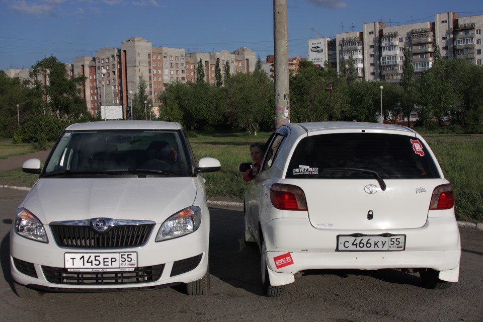 Два белых друга — Toyota Vitz (10), 1 л, 2001 года | фотография | DRIVE2