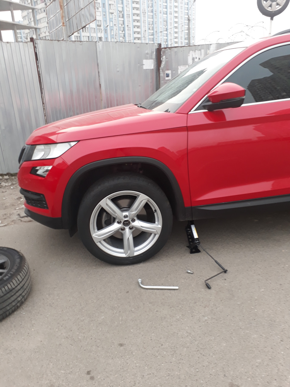 Проставки кодиак. 255/45 R20 на Кодиак. Шкода Кодиак диски r20. Kodiaq r20 8. 255 45 20 Kodiaq.