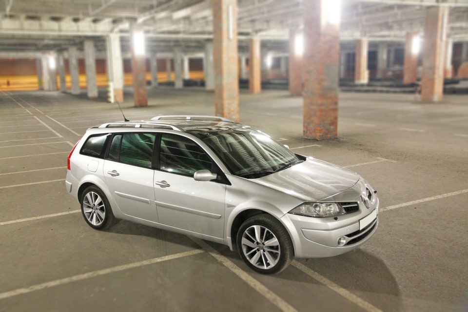 Универсал нижний. Рено Меган 2 универсал белый. Renault Megane 2 Wagon. Рено Меган 2 вагон.