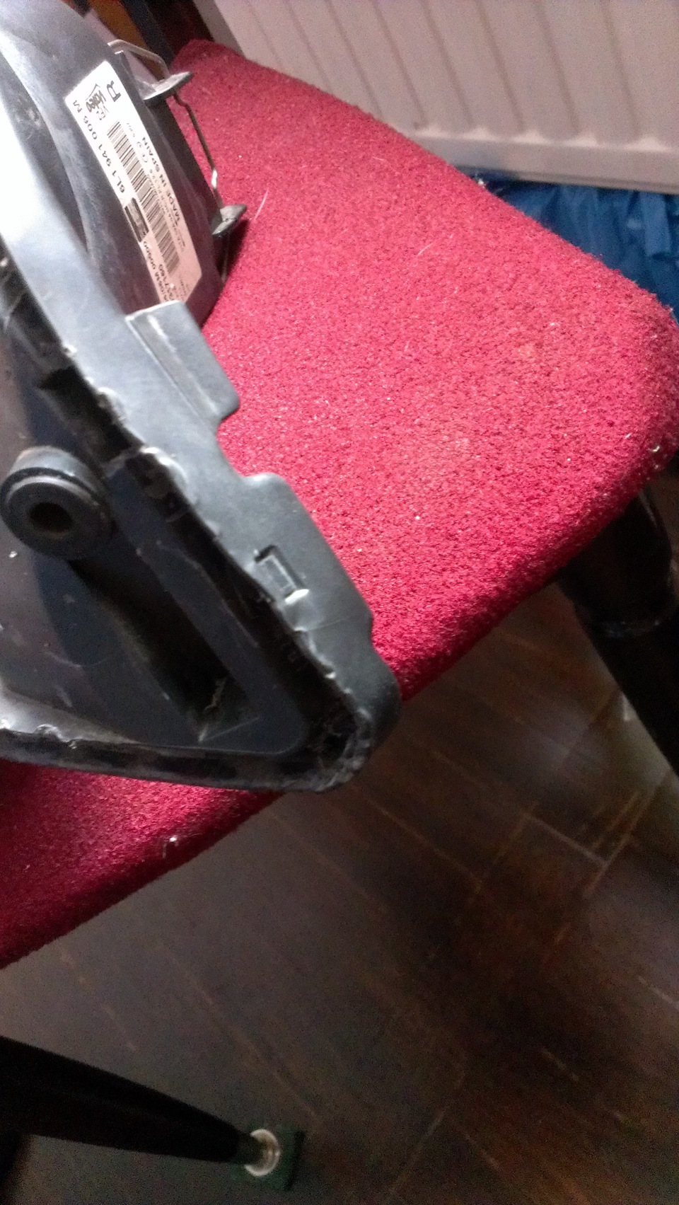 С боку — SEAT Ibiza (6L)