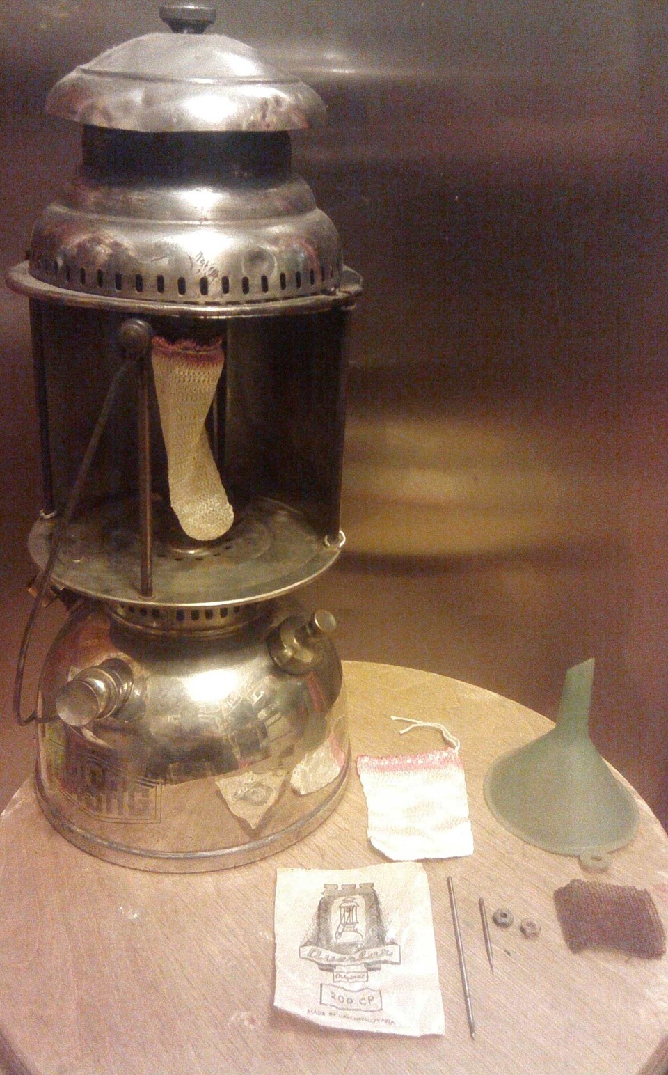 hugo schneider керосиновая лампа история. 5e9a164s 960. hugo schneider керосиновая лампа история фото. hugo schneider керосиновая лампа история-5e9a164s 960. картинка hugo schneider керосиновая лампа история. картинка 5e9a164s 960. На протяжении многих столетий жизнь человека полностью зависела от светового дня. Но ещё в античные времена люди научились пропитывать смолой факелы и делать масляные лампады примитивной конструкции. Жители Помпеи, например, наполняли глиняную мисочку маслом и опускали туда фитиль. При таком освещении проходили знаменитые пиры римских патрициев. Конечно, даже сравнительно дешёвое растительное масло было доступно далеко не всем. На севере Европы варвары просто продевали фитиль в жирную рыбу, вялили её, а потом поджигали. hugo schneider керосиновая лампа история. 5e9a164s 960. hugo schneider керосиновая лампа история фото. hugo schneider керосиновая лампа история-5e9a164s 960. картинка hugo schneider керосиновая лампа история. картинка 5e9a164s 960. На протяжении многих столетий жизнь человека полностью зависела от светового дня. Но ещё в античные времена люди научились пропитывать смолой факелы и делать масляные лампады примитивной конструкции. Жители Помпеи, например, наполняли глиняную мисочку маслом и опускали туда фитиль. При таком освещении проходили знаменитые пиры римских патрициев. Конечно, даже сравнительно дешёвое растительное масло было доступно далеко не всем. На севере Европы варвары просто продевали фитиль в жирную рыбу, вялили её, а потом поджигали.