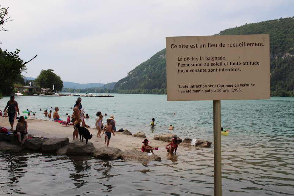 Табличка, предупреждающая о запрете рыбалки, плавания, загорания на солнце и т.д… — Audi A4 (B9)