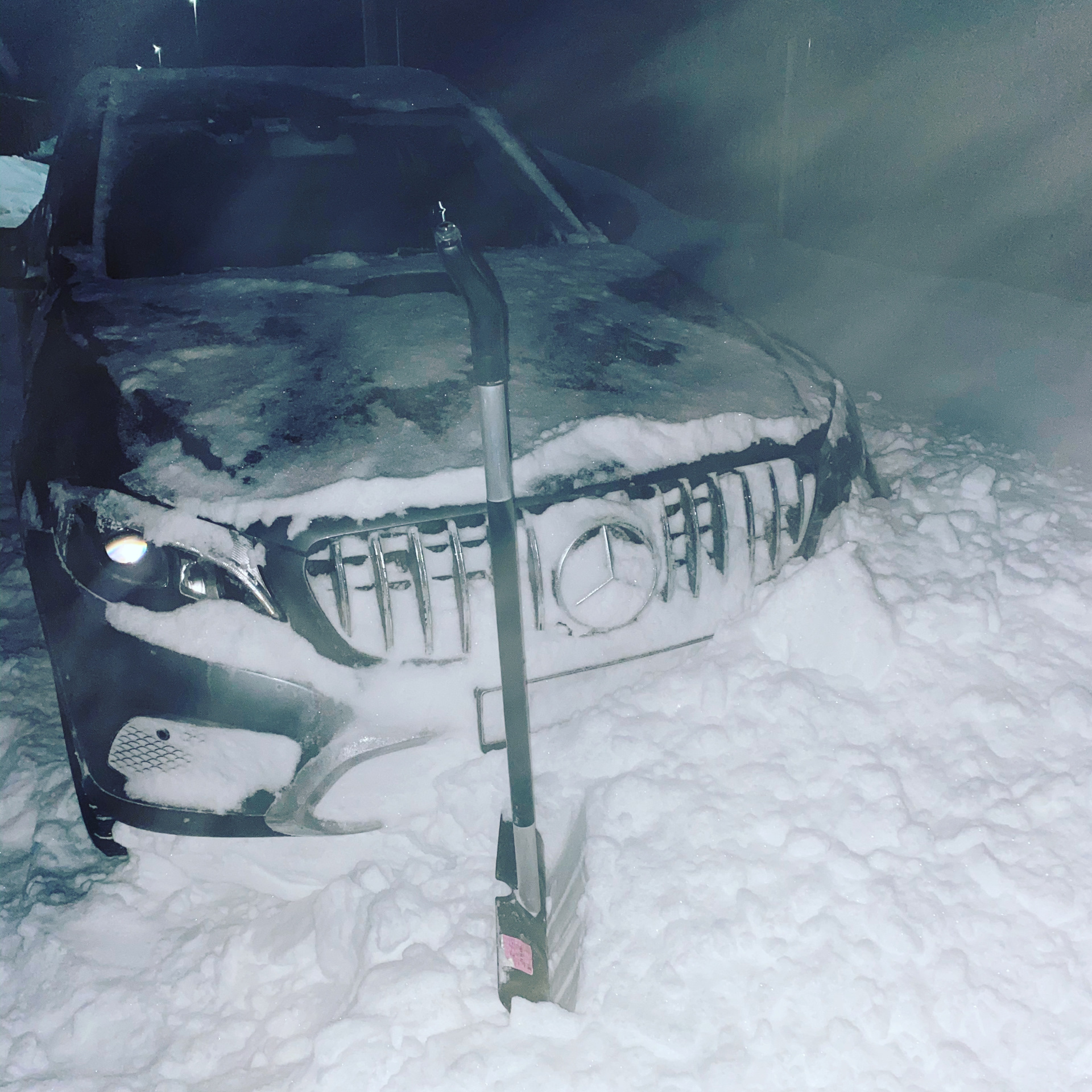 Снежок номер 2. Автомобиль застрял в снегу. Машина застряла в сугробе. Машина застряла в снегу ночью. Автомобиль застрял в сугробе.