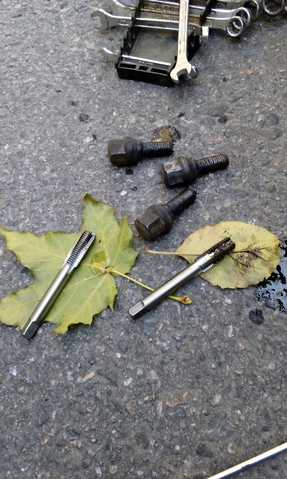 Сорвал резьбу в ступице — Nissan Note (1G), 1,4 л, 2007 года | своими ...