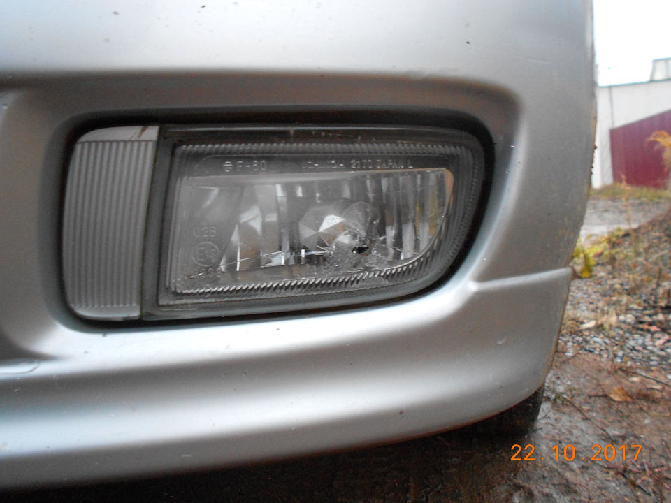 Словил камень в туманку. — Nissan Bluebird (U14), 1,8 л, 2000 года ...