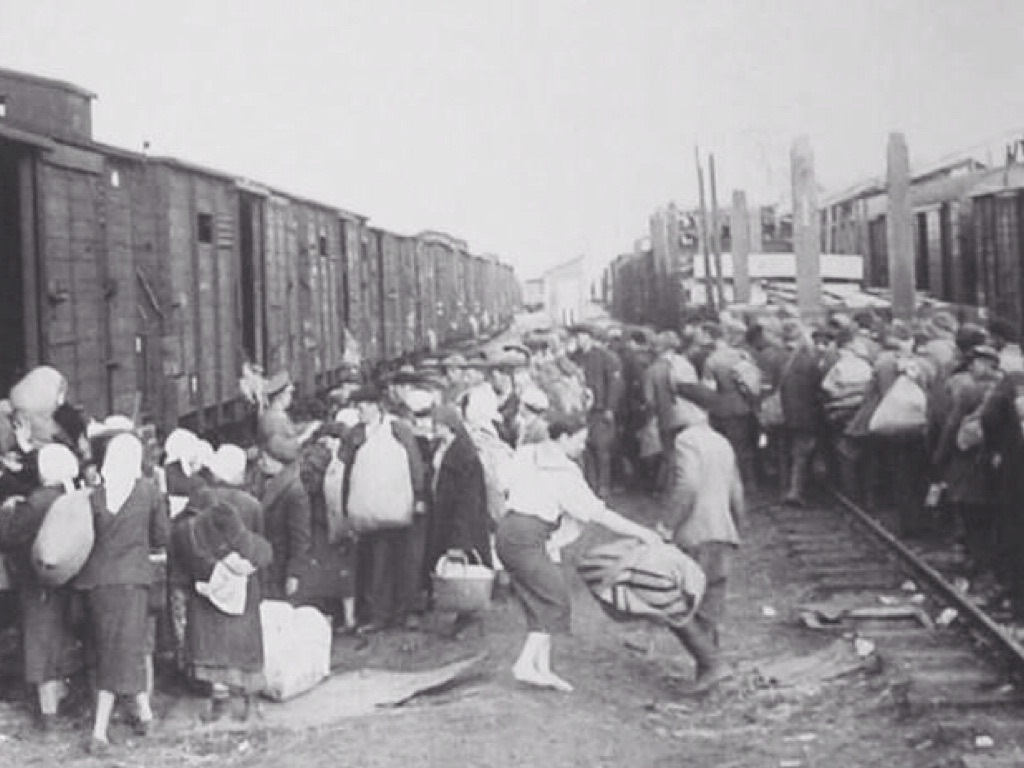 Эвакуация населения 1941. Жители угнанные в Германию в 1942. Санитарные поезда в годы войны 1941-1945.