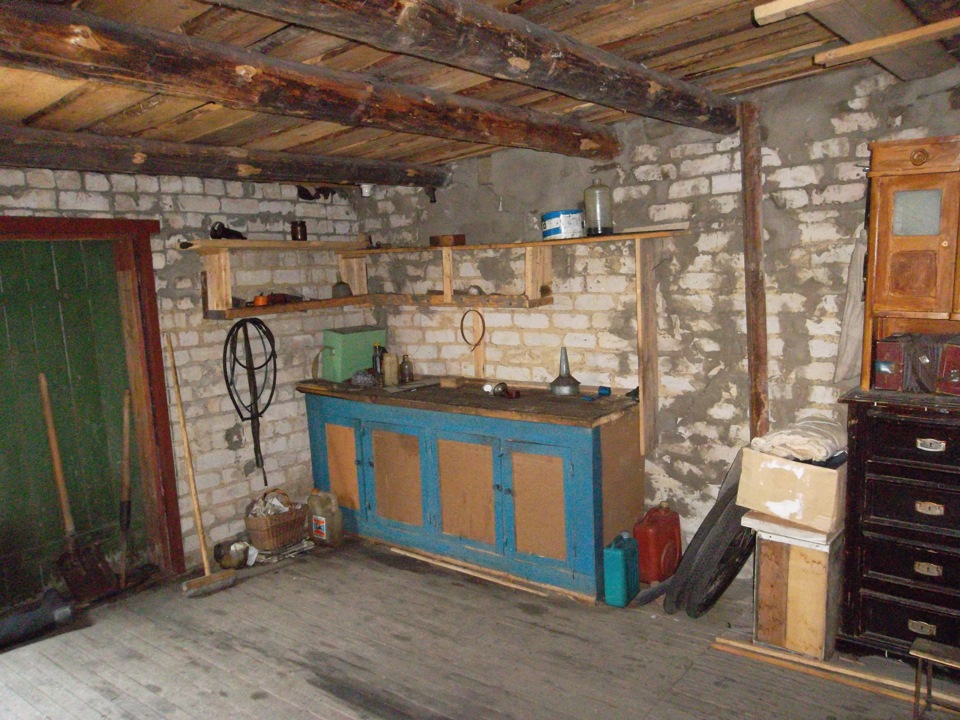 Аренда теплого гаража. Отремонтировать старый гараж. Реставрировать старый гараж. Старые отреставрированные гаражи. Реставрация гаража в кооперативе.