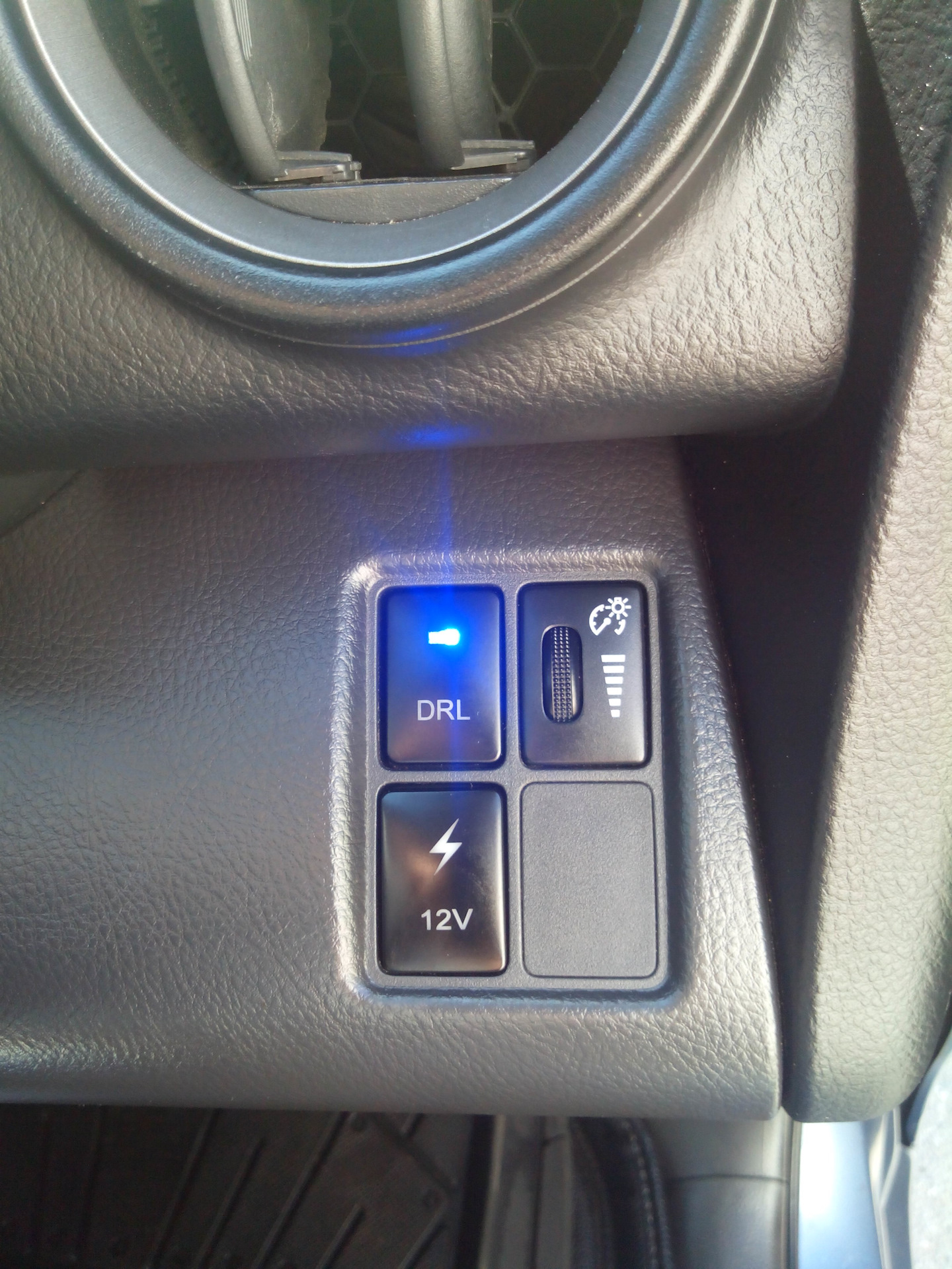 Рав 4 кнопку. Toyota rav4, 2009 кнопка ESP. Кнопка включения противотуманок Тойота рав 4. Toyota rav4 включение противотуманок. Тойота рав 4 2010 кнопки.