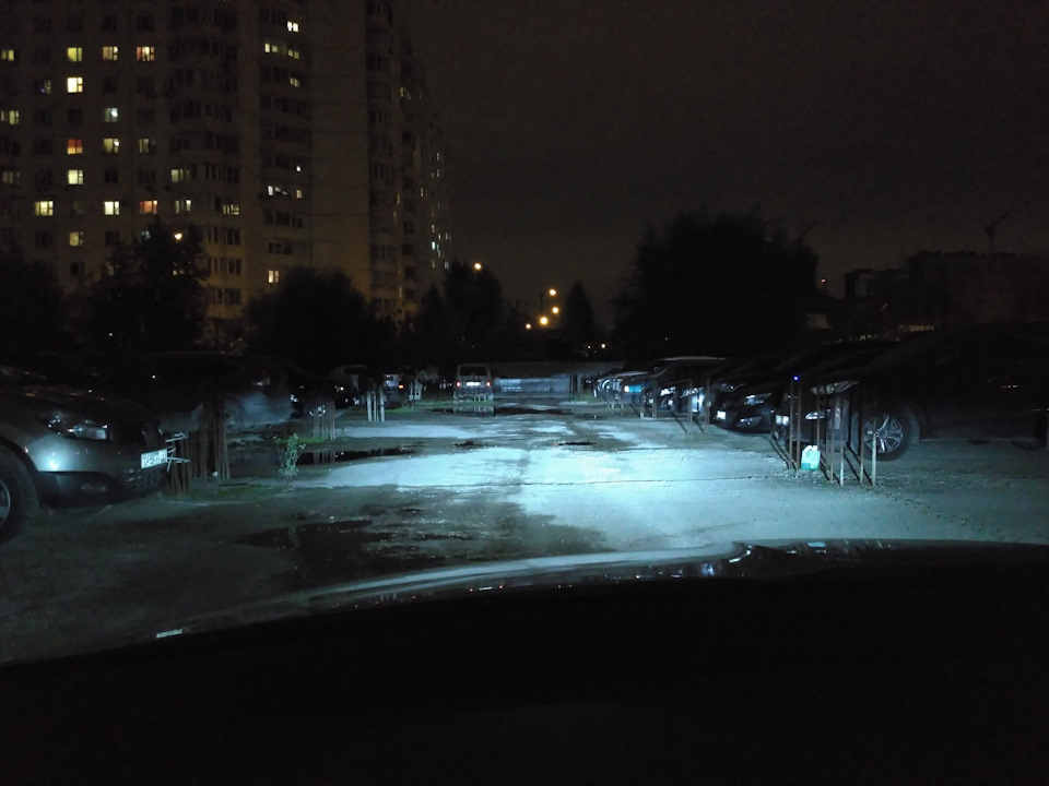 Новый телефон, не разобрался что он по умолчанию с фильтром снимал. На следующих фотках видно, что свет белый в реальности. Здесь, чтобы дальность понять фотка) — Skoda Octavia A7 Mk3