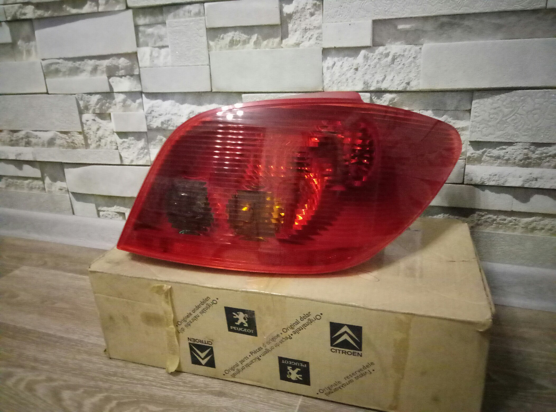 Замена заднего правого фонаря — Peugeot 307, 1,4 л, 2004 года ...