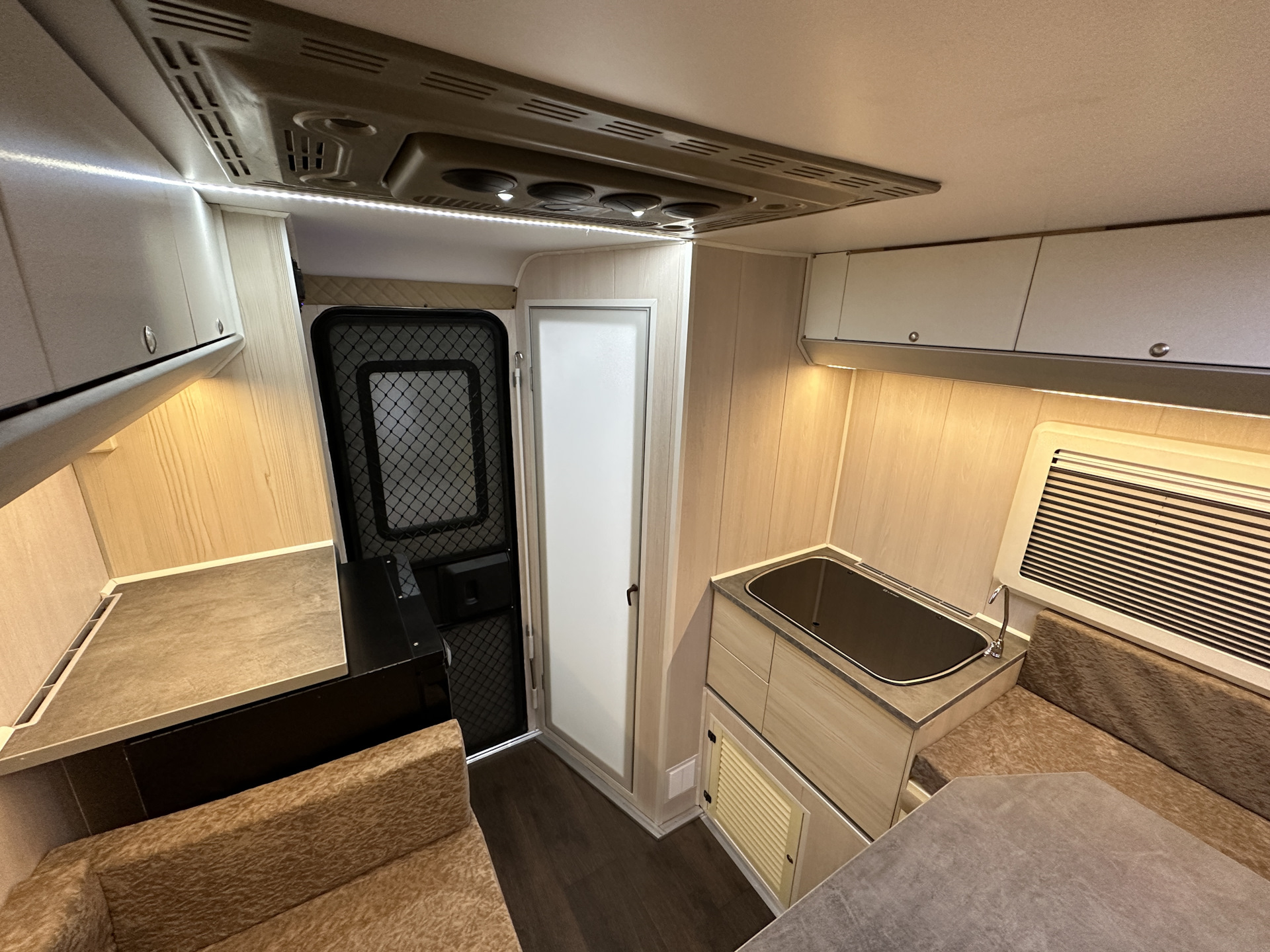 Автодом Airstream 280 бус