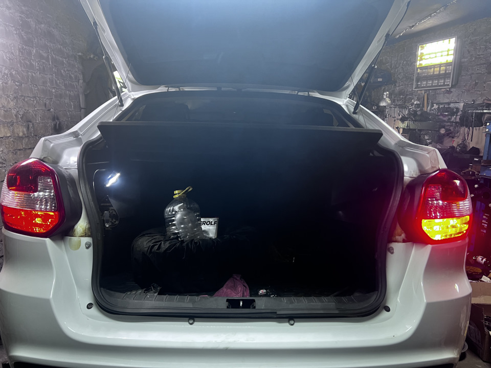 слева штатная, справа LED лампа — Lada Гранта Лифтбек (2G)