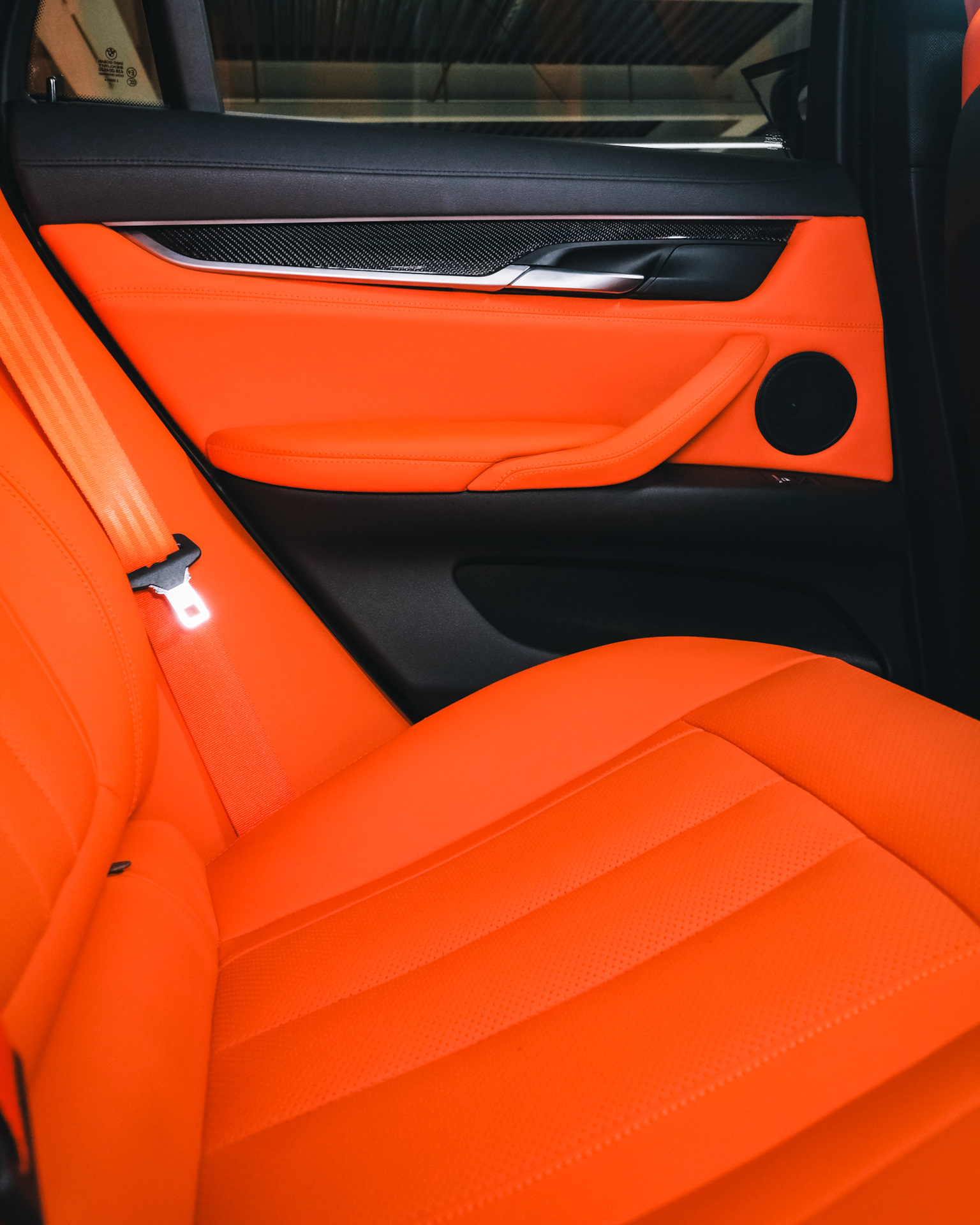 перетяжка сидений mercedes w204. пошив салона алькантарой maybach 62s. обшивка чехлов автомобиля. перешивка салона авто. перетяжка салона infiniti qx70.