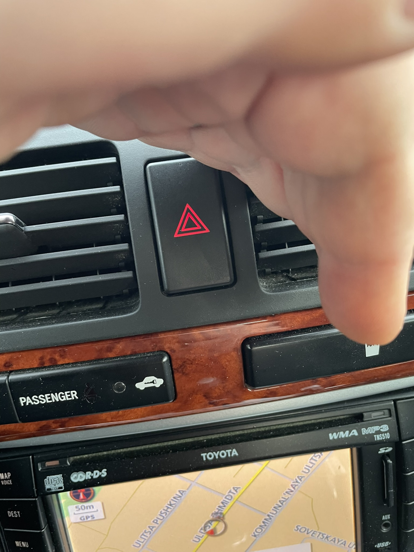 Кнопка аварийной сигнализации, давай не болей (ಥ﹏ಥ) — Toyota Avensis II ...