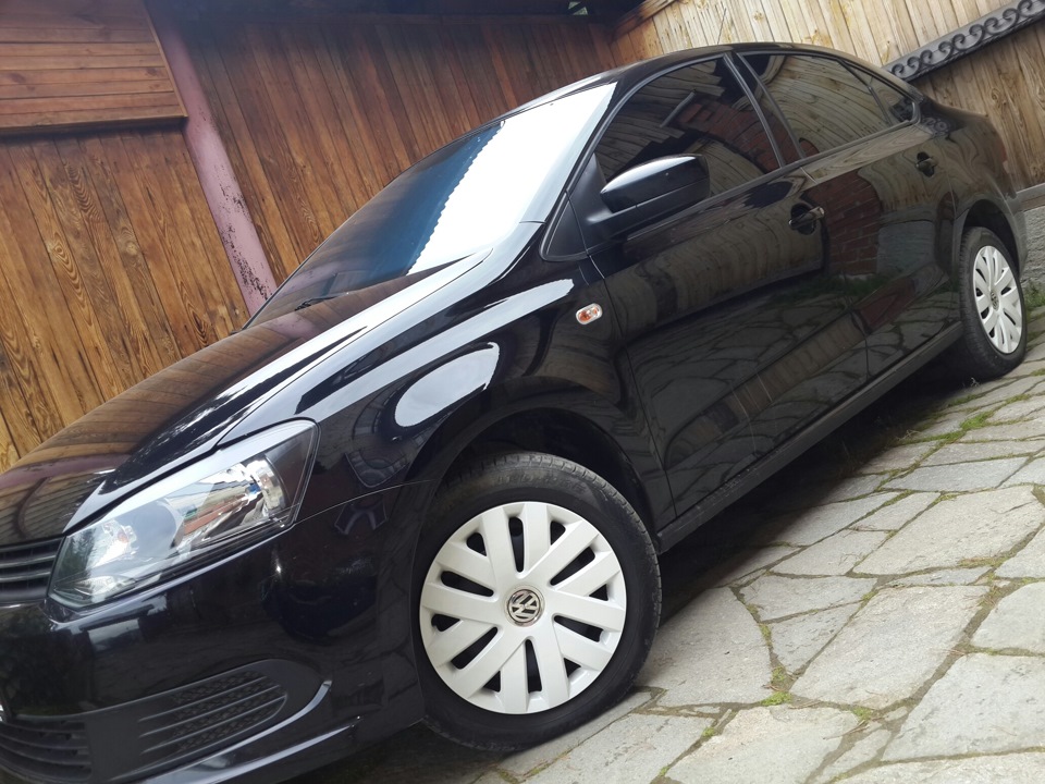 Колпаки в белый перлан))) — Volkswagen Polo Sedan, 1,6 л, 2011 года ...