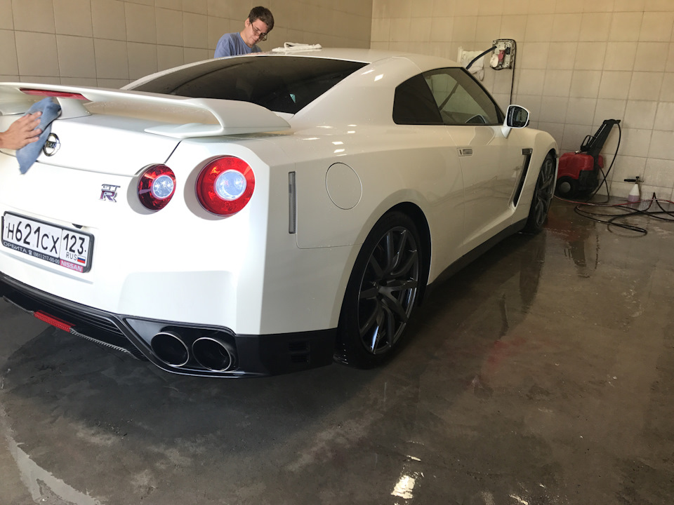 Nissan GTR белая с пленкой