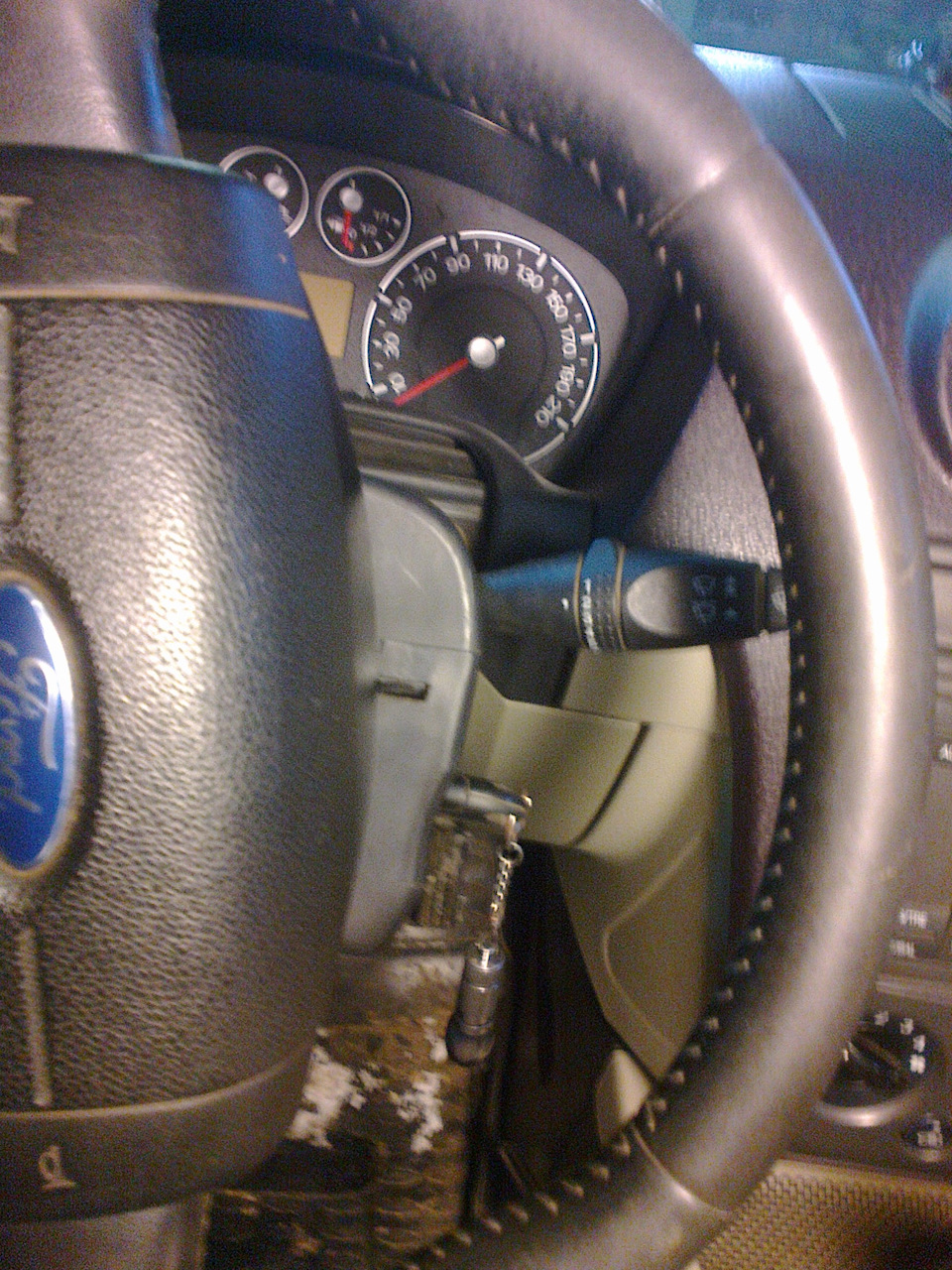 Поворачиваем руль и нажимаем защелки слева и справа — Ford Fusion