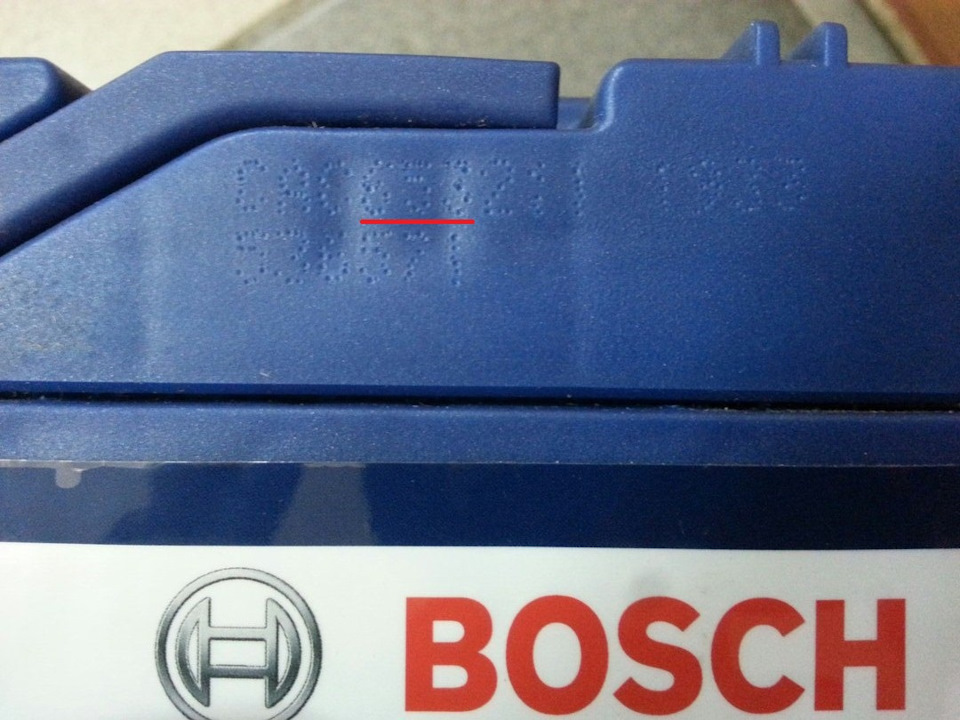 Год изготовления аккумулятора. Крышка аккумулятора Bosch 95 а/ч. АКБ Bosch 140 а/ч. Аккумулятор бош s4 маркировка. АКБ бош 2108.