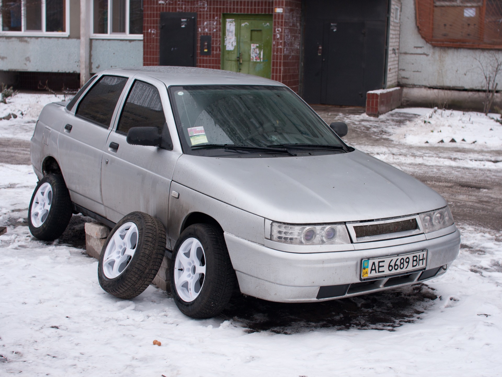 Гангстеры украли колеса и поставили на Кирпичи — Lada 2110, 2 л, 2007 года  | колёсные диски | DRIVE2