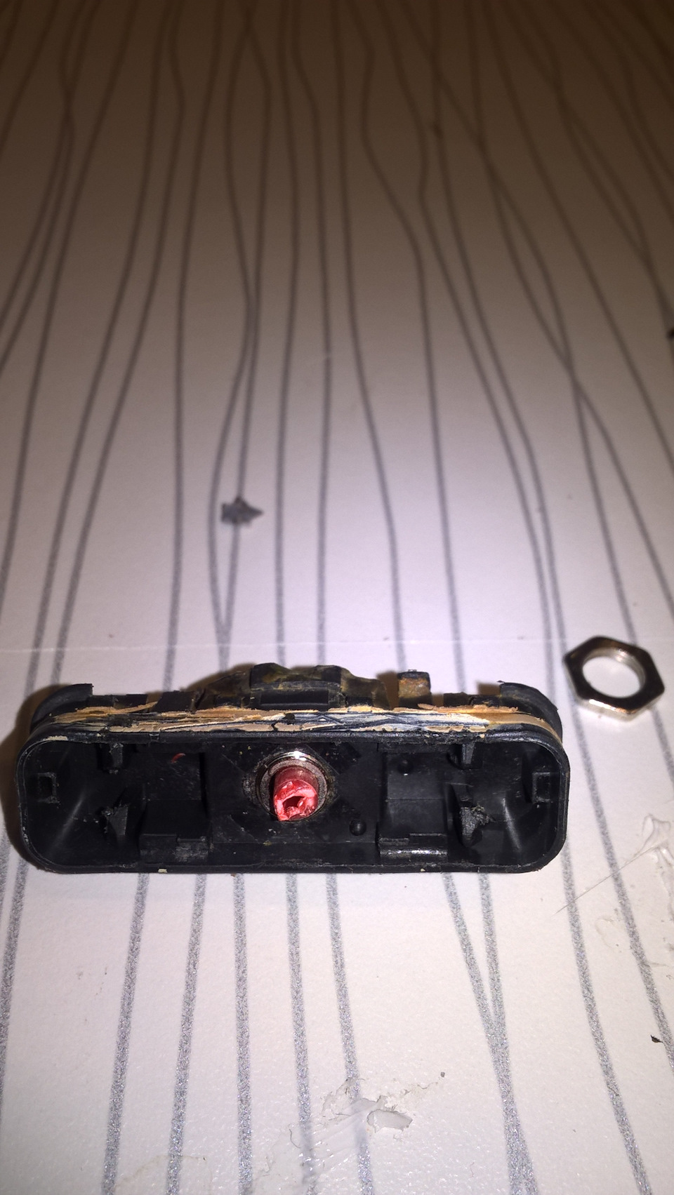 Салонная кнопка открывания багажника шевроле. Кнопка багажника шевроле круз. Кнопка багажника в салон круз. Кнопка багажника шевроле круз универсал. Кнопка багажника шевроле круз.