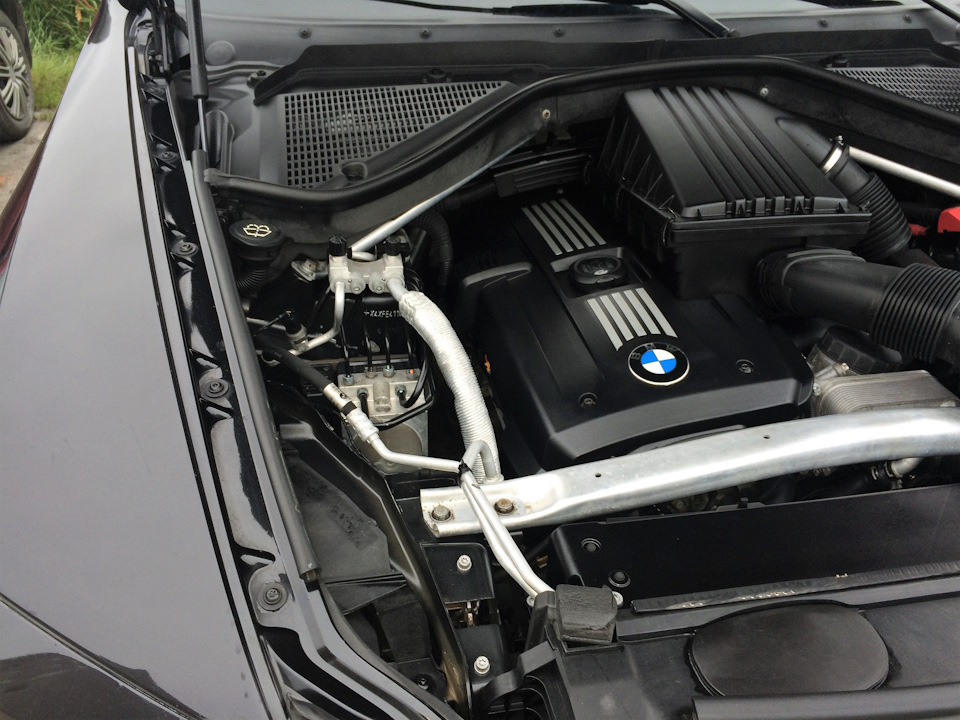 Капот х5 е70. BMW x5 f15 подкапотное пространство. BMW x5 f15 моторный отсек. BMW x3 под капотом. BMW x5 под капотом.