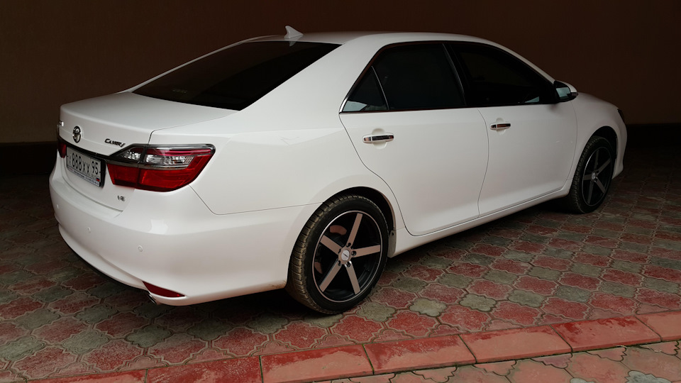 Toyota Camry 50 белая на литье