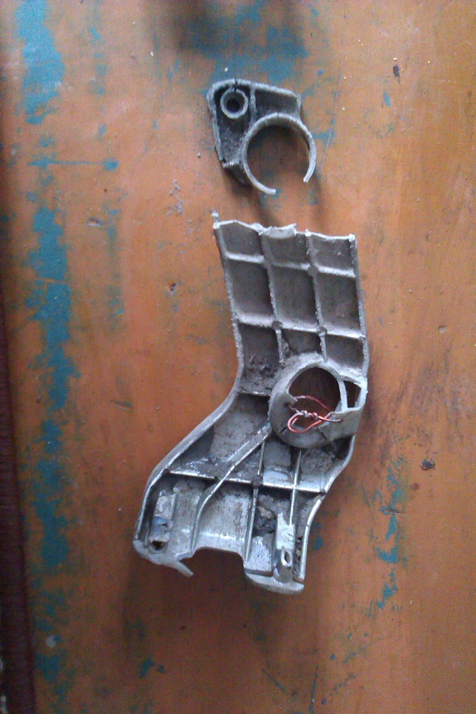 бампер весел на двух саморезах и фаркопе )))) — Toyota Town Ace (3G), 2 ...