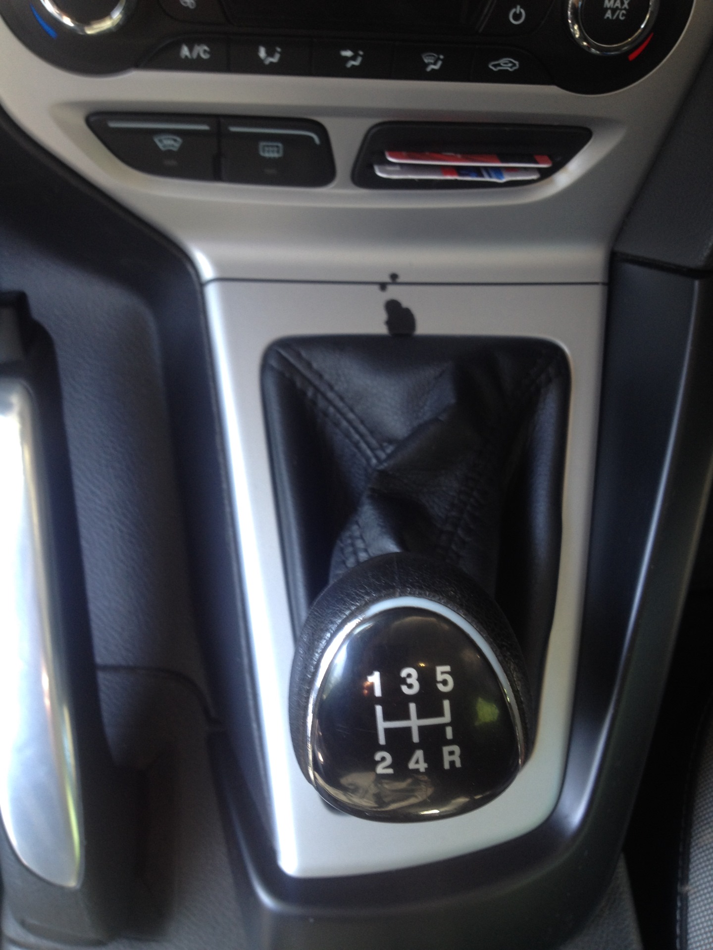 Ароматизатор в авто с логотипом. Вонючка для форд фокус 2. Вонючка для форд фокус 2. Ароматизатор с лого. Освежитель воздуха на дефлектор.