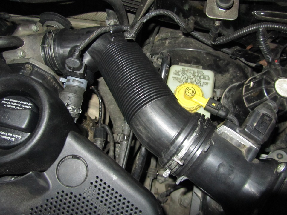 Патрубок корпуса воздушного фильтра — Volkswagen Golf Mk4, 1,6 л, 2001 ...